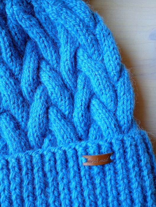 Czapka zimowa niebieska z pomponem wełna z Alpaką warkocze