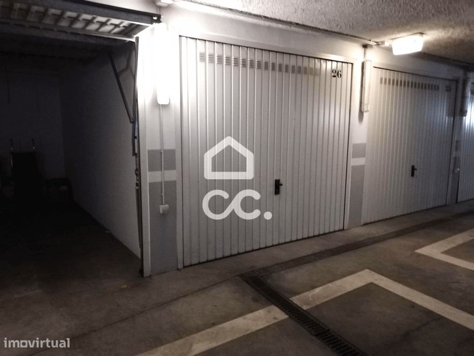 Garagem situada em condomínio fechado, para arrendamento ao ano.