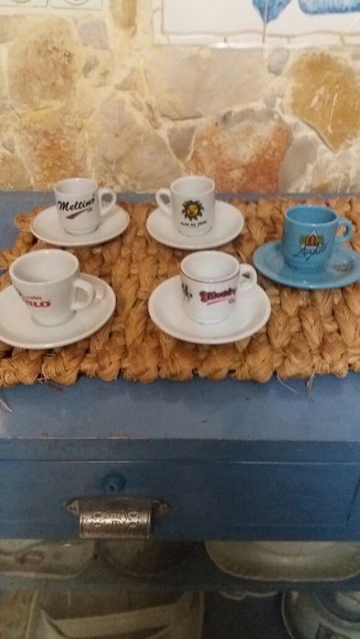 Lote quatro chávenas e pires ,cafe  de colecção