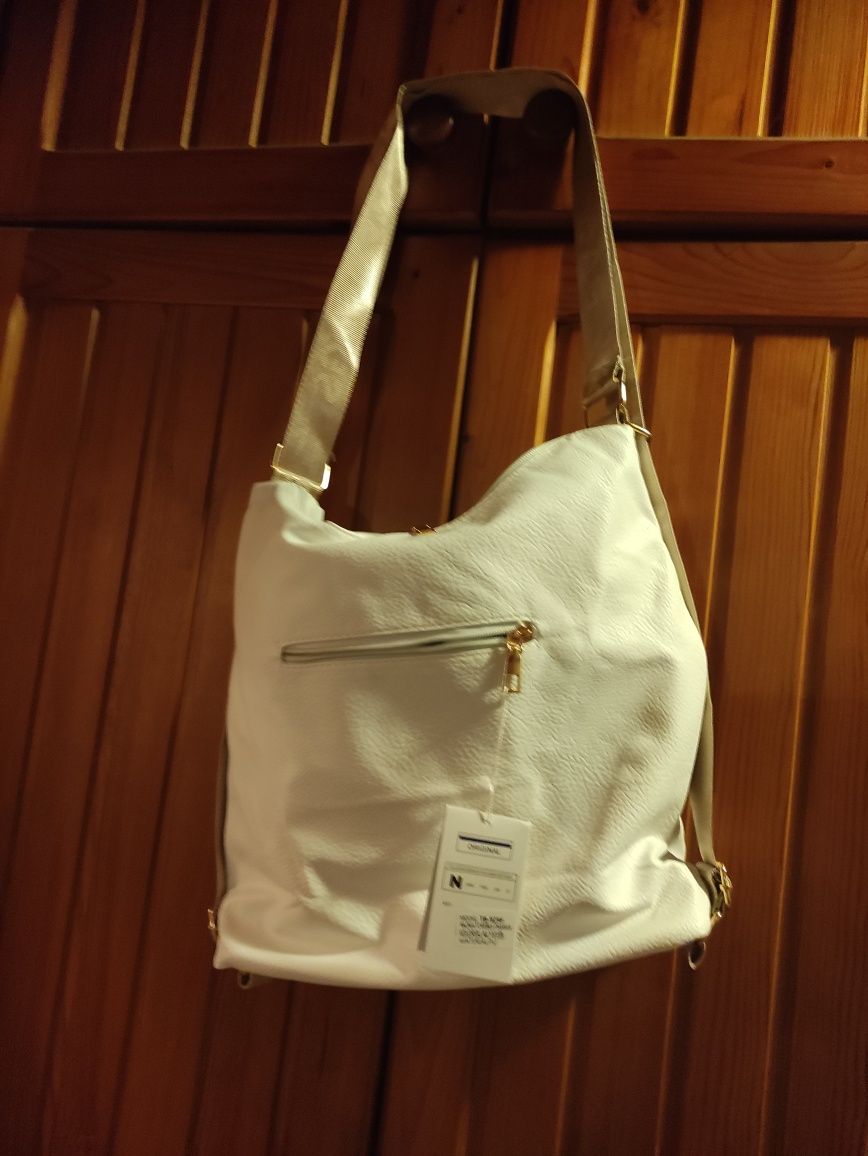 Śliczna biała torebka worek typu shooper można nosić jak plecak