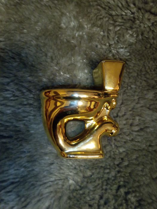 Попільничка в вигляді золотого унітазу. Жартівливий подарунок