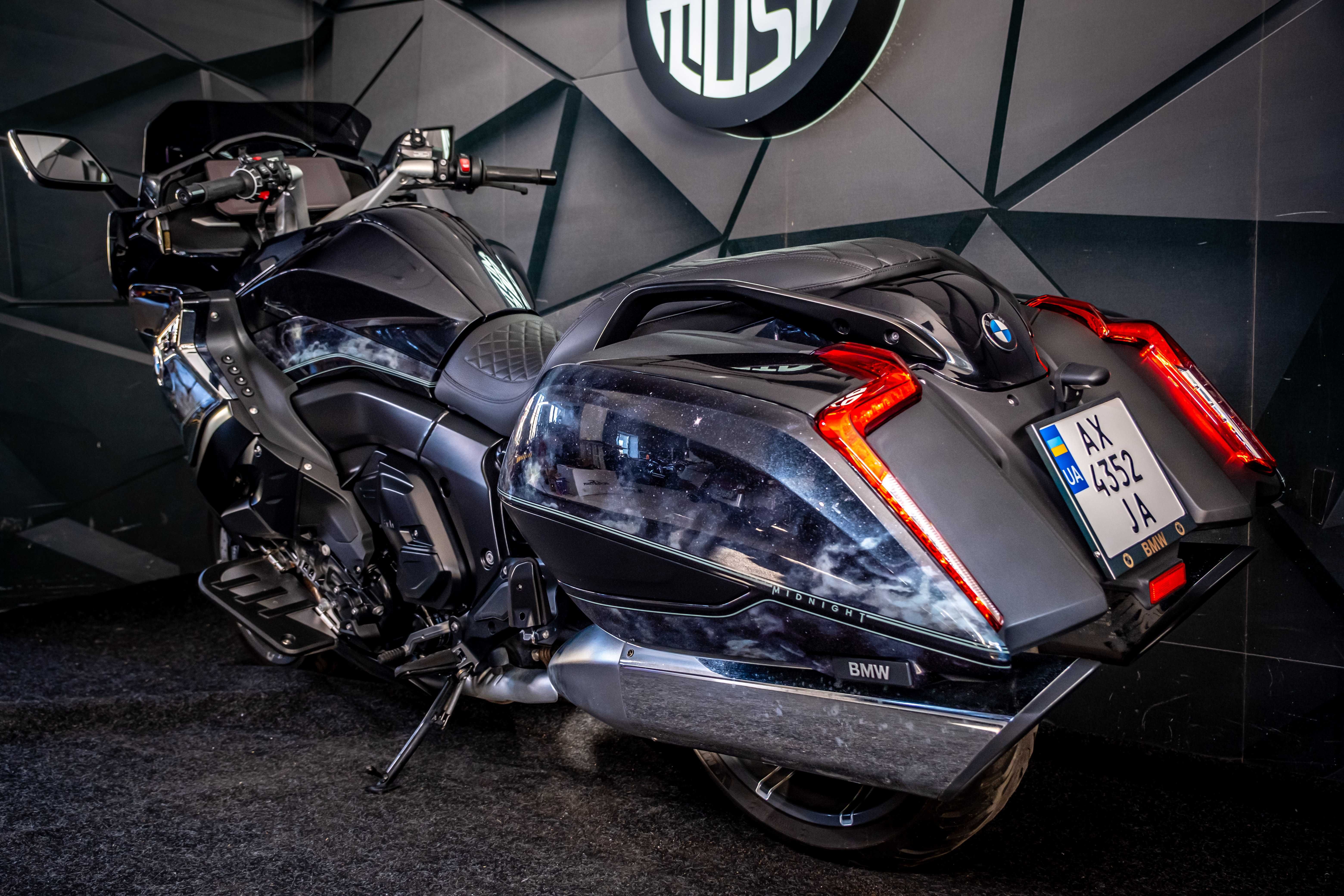 BMW K1600 Midnight