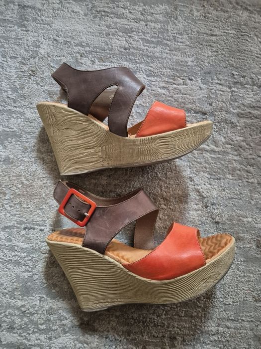 Sandały  damskie skórzane na koturnie Carinii rozmiar 39