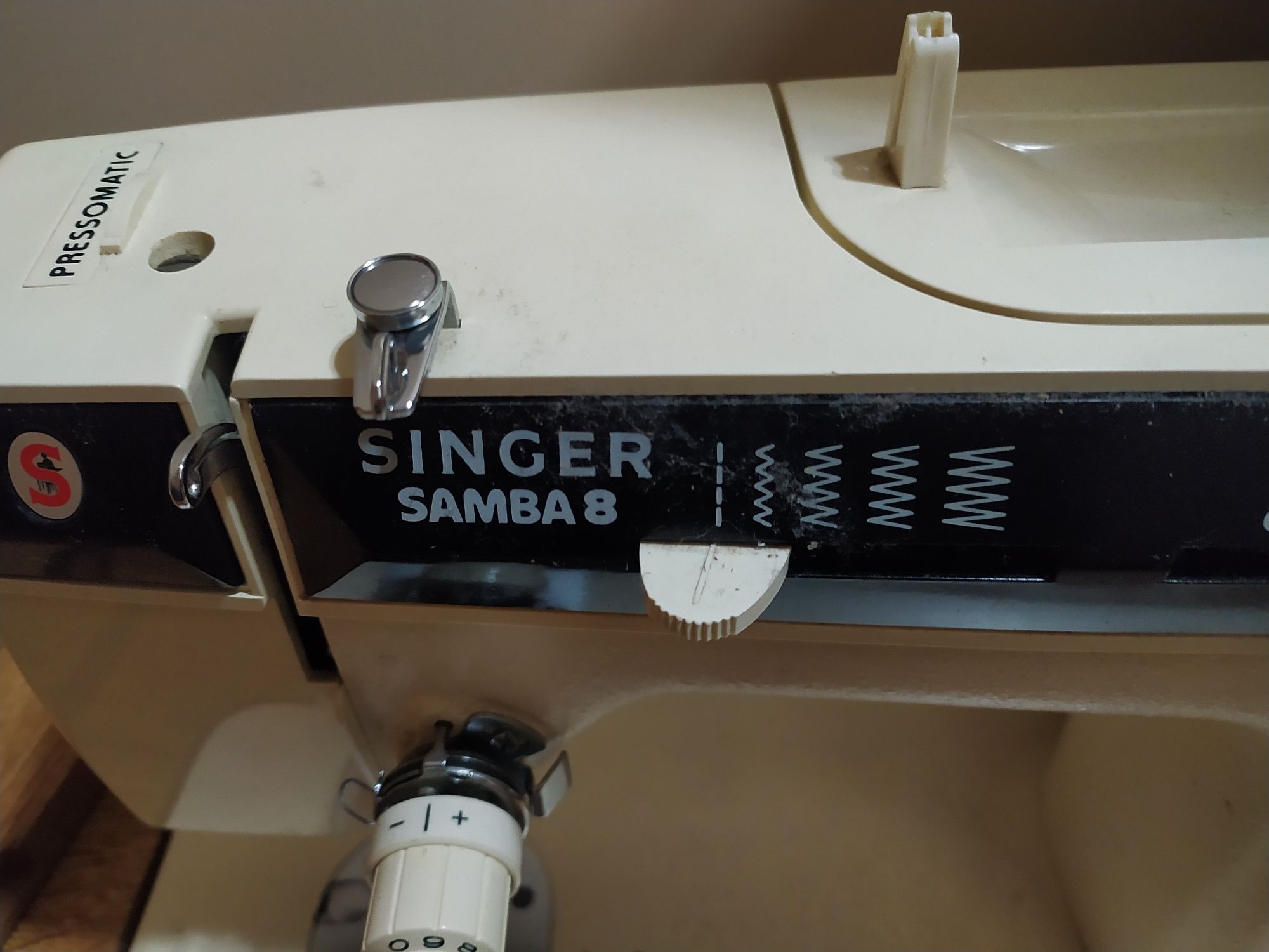 Máquina de costura com móvel Singer