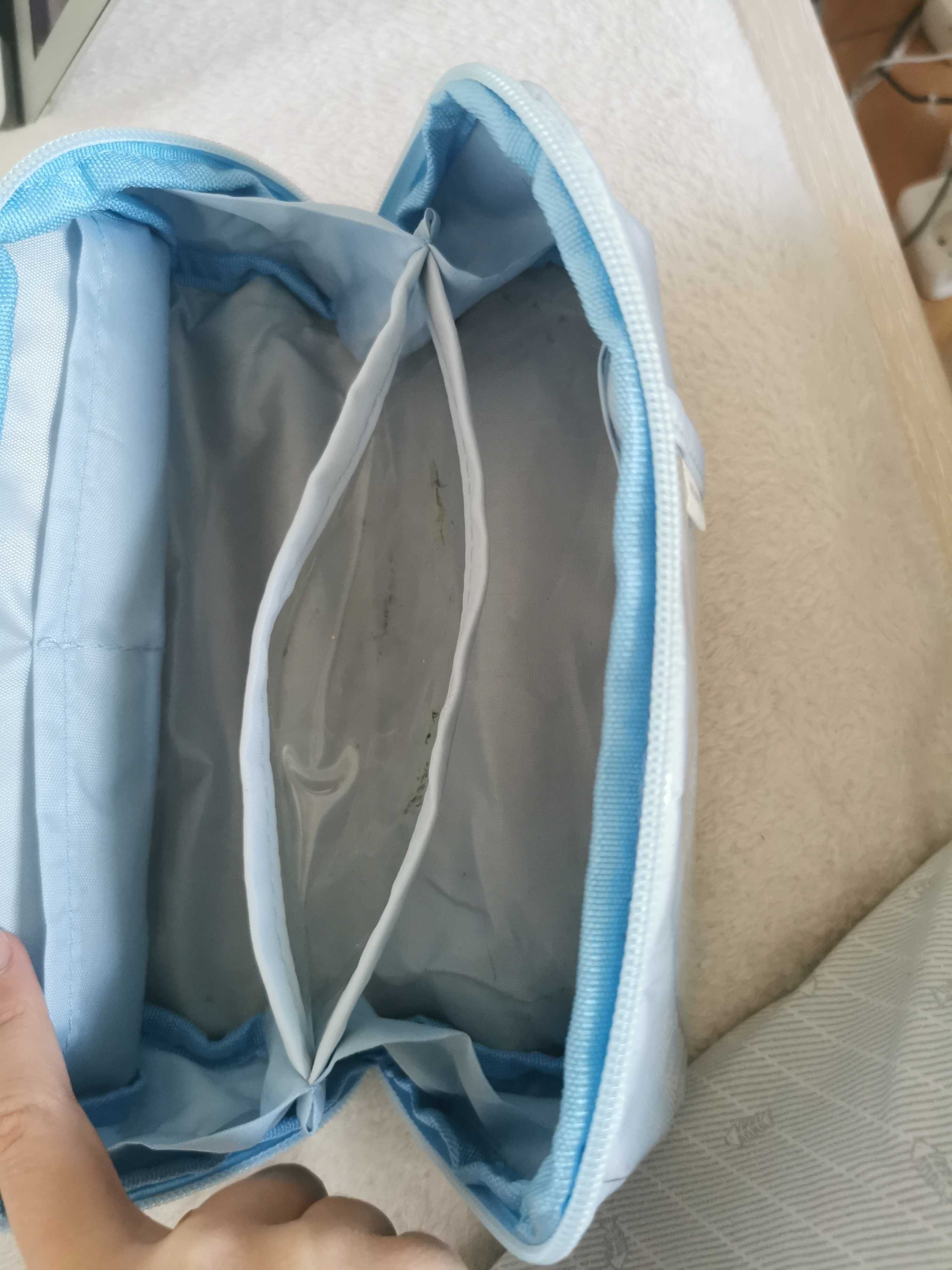 Estojo com 3 divisórias pequenas por dentro e 1 por fora (cor azul).