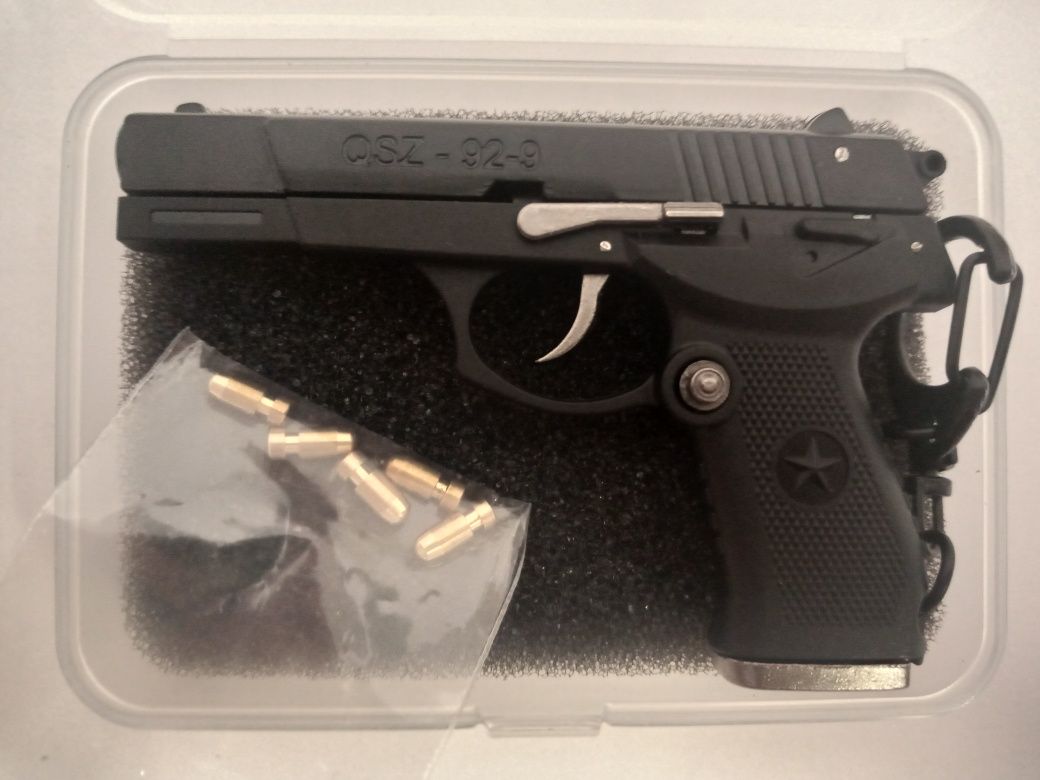 Brelok, pistolet z funkcją wyrzutu "łuski".