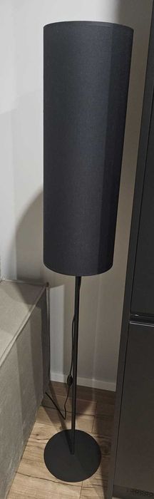 Czarna lampa podłogowa stojąca 158cm