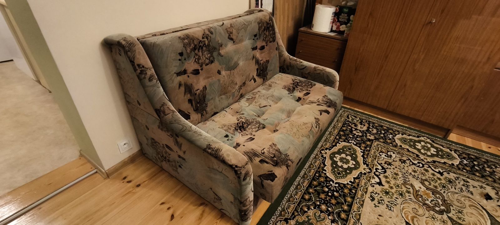 Fotel dwuosobowy, sofa z funkcją spania i pojemnikiem na pościel.