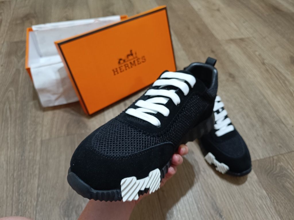 Кросівки Hermes.