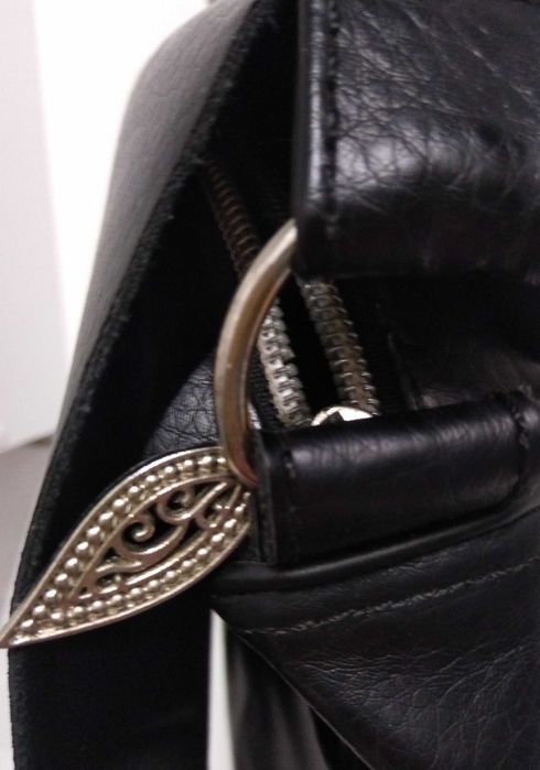 Czarna torebka listonoszka