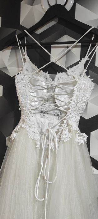 Suknia ślubna wiązana z tyłu