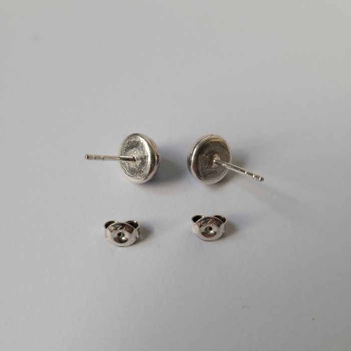 Kolczyki wkrętki z niebieskim opalem