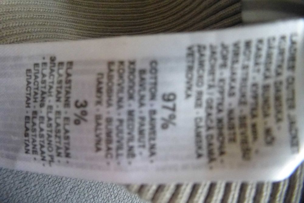 Zapinana na guziki kurtka o kroju remoneski stan bdobry rozm. S