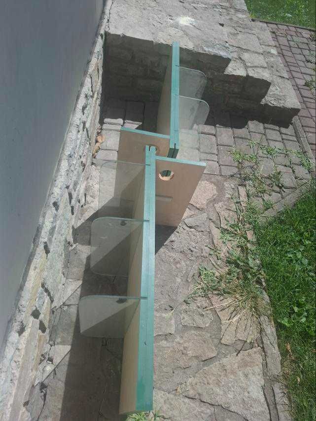 Стенд з поличками