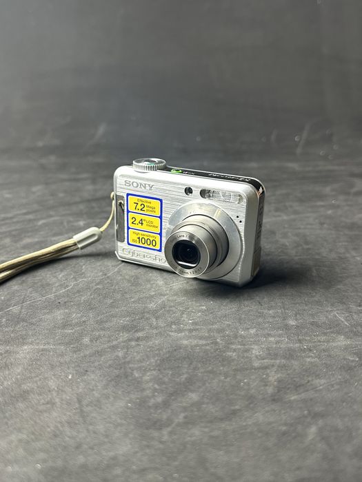Sony Cyber‑Shot DSC‑S700 у робочому стані.