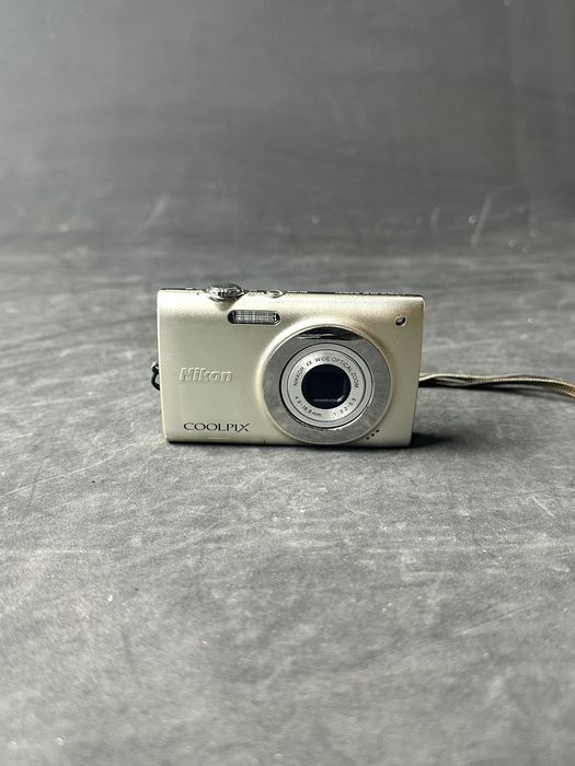 Цифровий фотоапарат Nikon coolpix S2500 в робочому стані