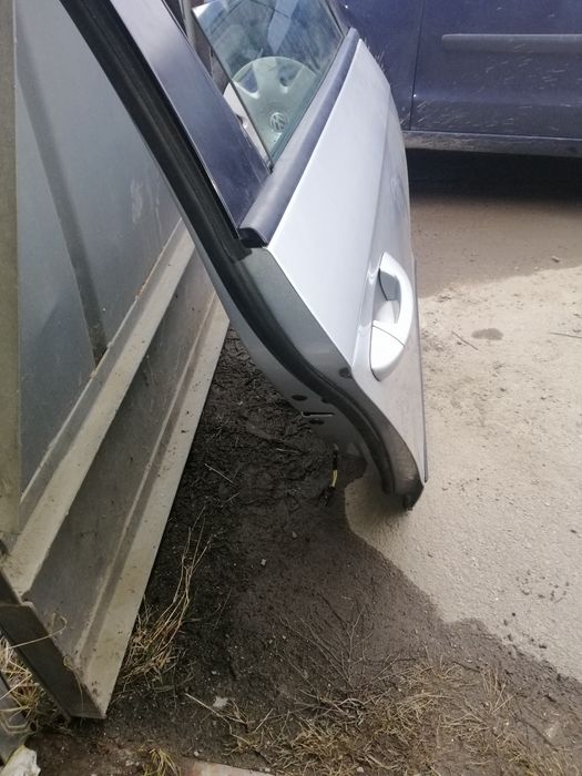 До пасата заднх правих комплектуючі до них замок, ручка дверна, підйо