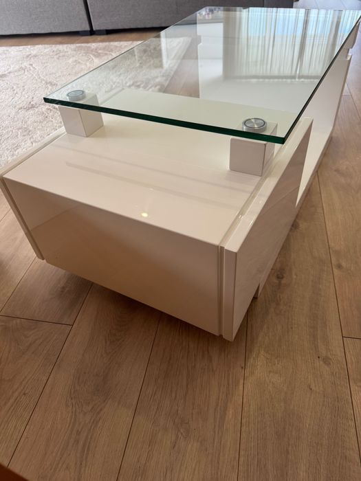 Mesa de centro com tampo em vidro