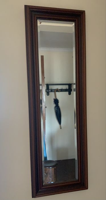 Espelho biselado com moldura em madeira
