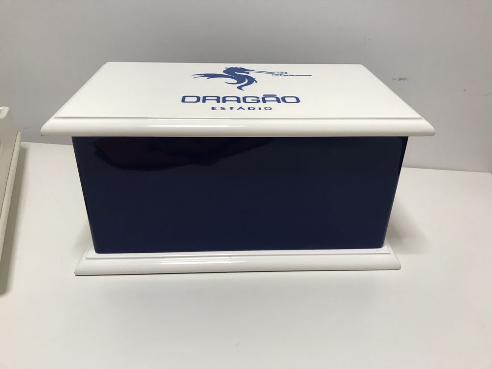 Caixa de madeira lacada símbolo do Dragão (FCP) originais