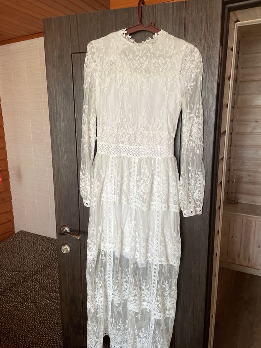 Мереживна біла сукня