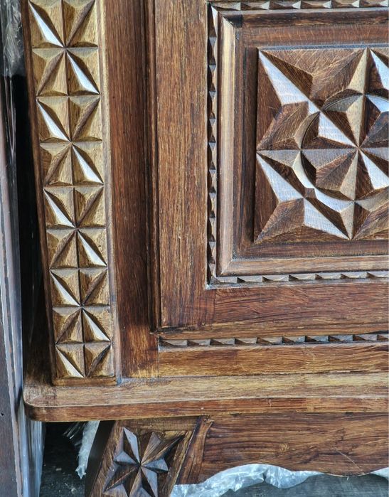 Zestaw do jadalni rzeźbiony kredens i pojemna stylowa witrynka