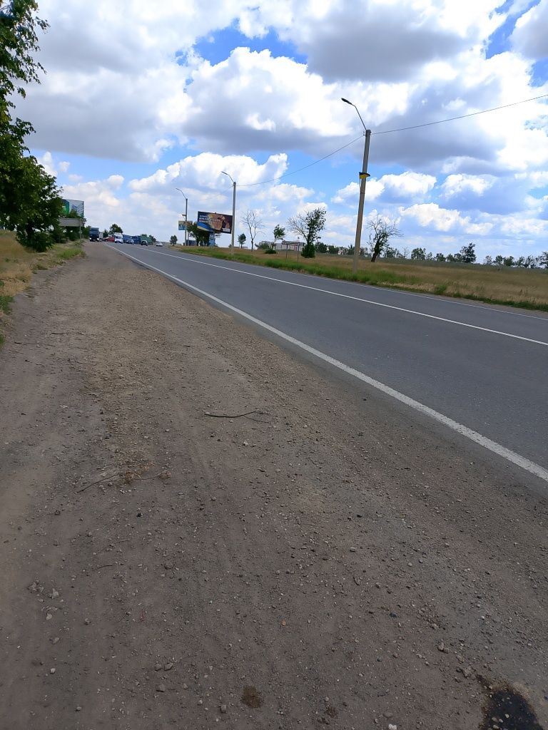 Срочно продам 4 гект, земли,на трассе , до круга,7км от хозяина