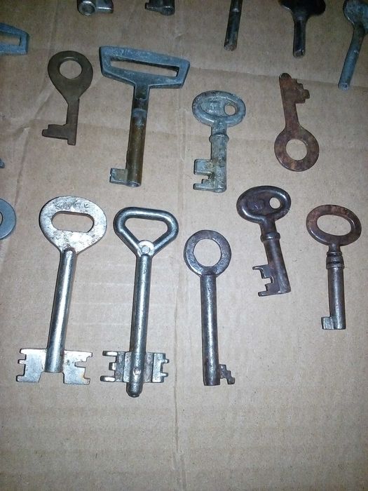 старинные ключи кол-во 25 шт. 1 лотом