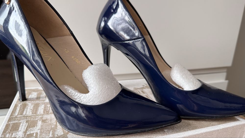 Buty VENZIA czółenka skórzane, lakierowane granatowe, rozmiar 38