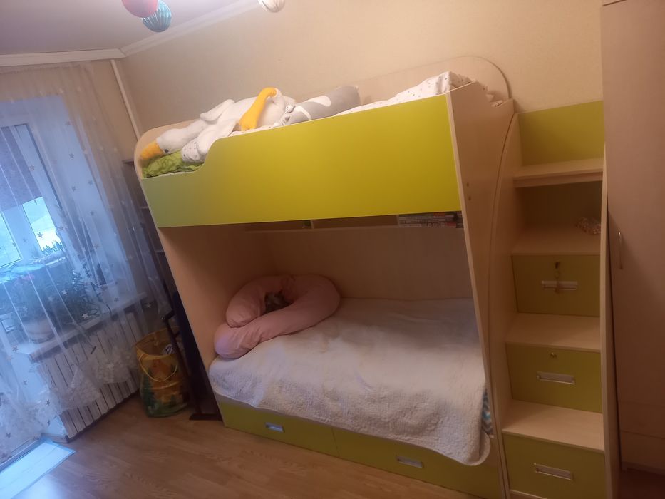 Ліжко двуяросне з матрацом.