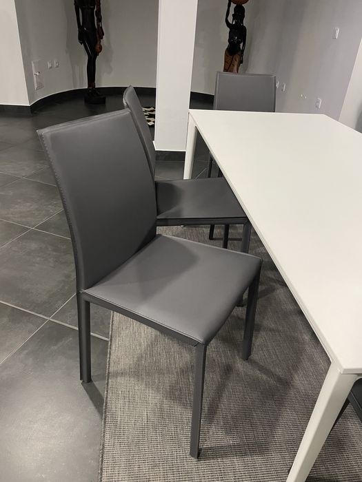Mesa de sala de jantar BoConcept branca lacrada + 6 cadeiras cinzentas