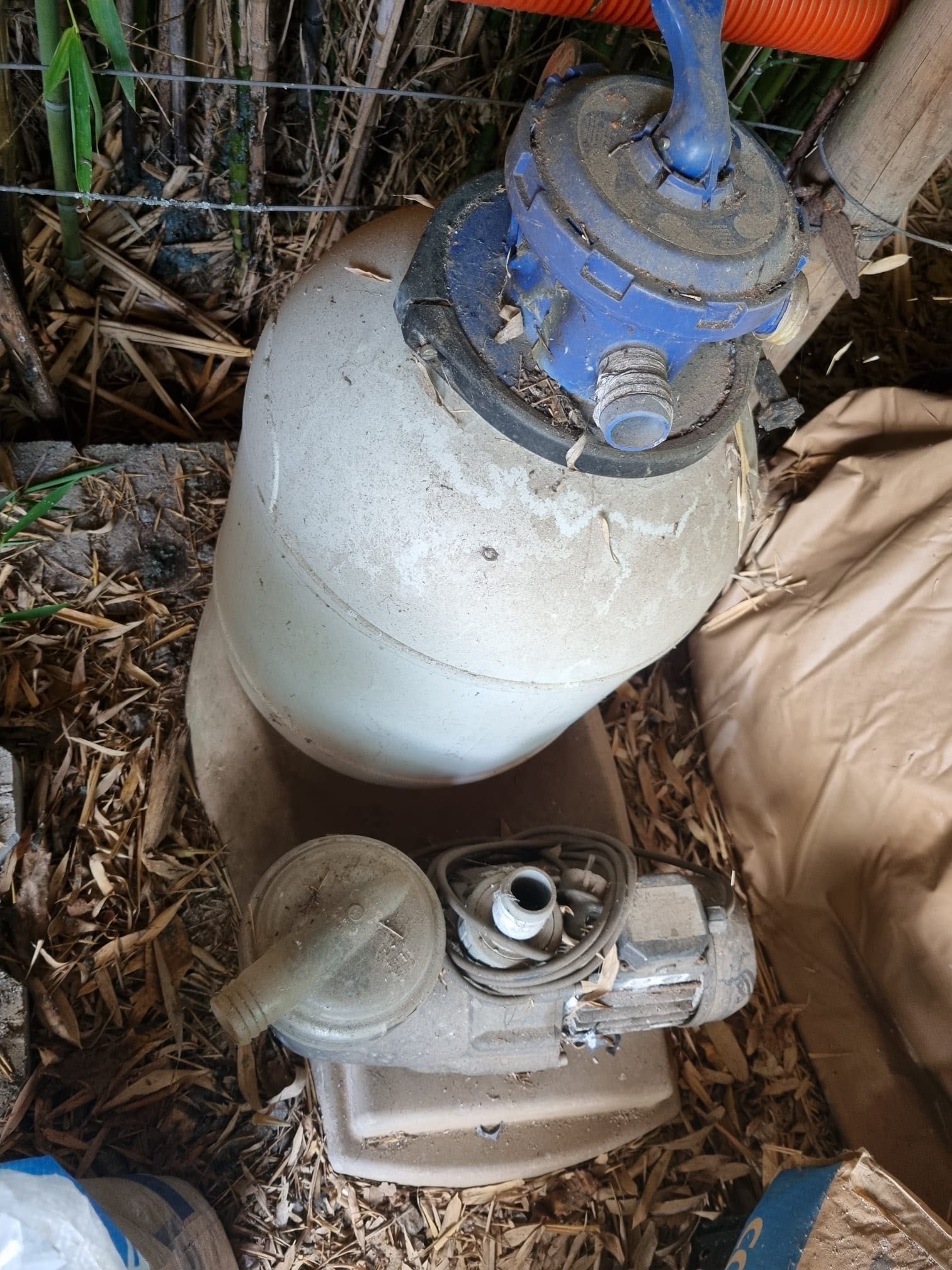 Filtro de piscina com bomba com bastante uso