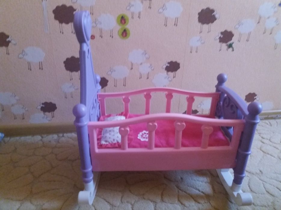 Ліжечко з лялькою