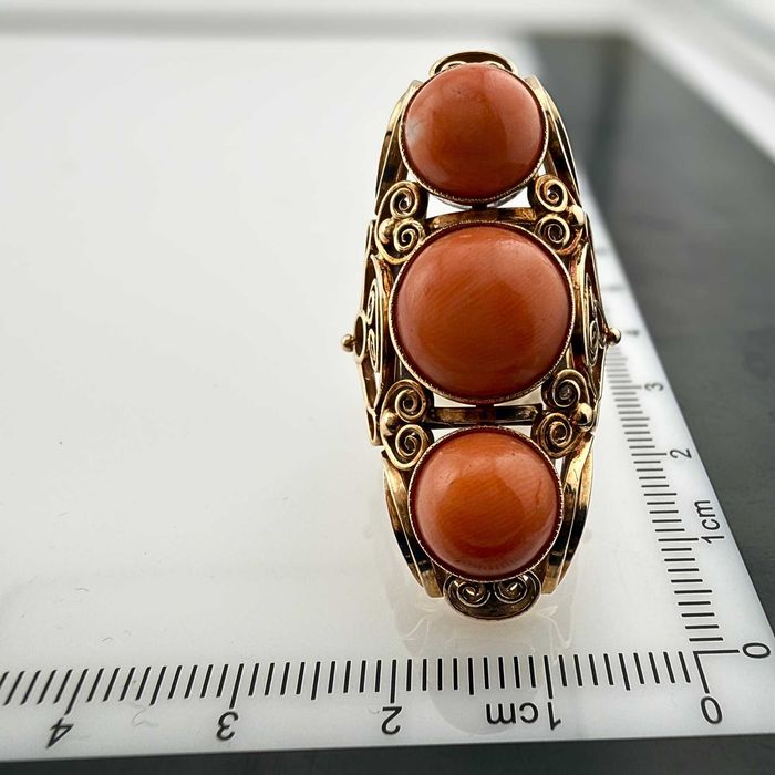 PRL Złoty pierścień; Koral naturalny 3 kaboszony; PL W-wa 60.-70. XXw.