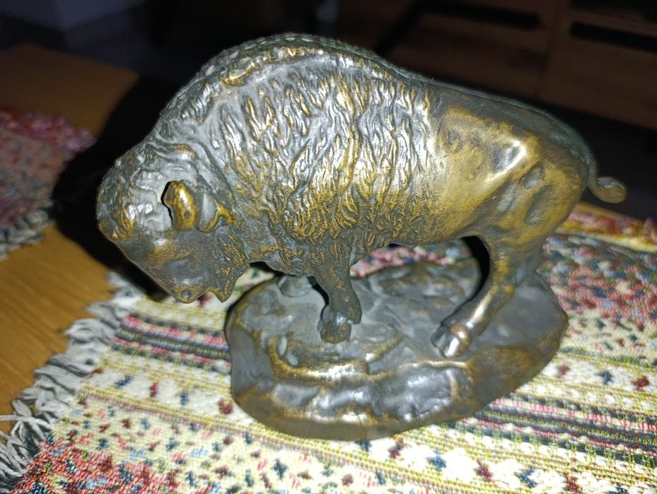 Żubr wykonany z brązu.