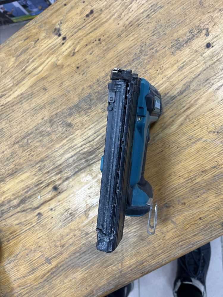 Аккумуляторный гвоздозабивной пистолет Makita LXT DFN350Z