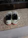 2 pares de chuteiras uma adidas outra  puma