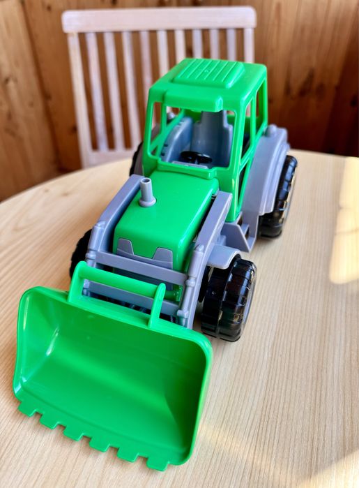 Іграшка трактор