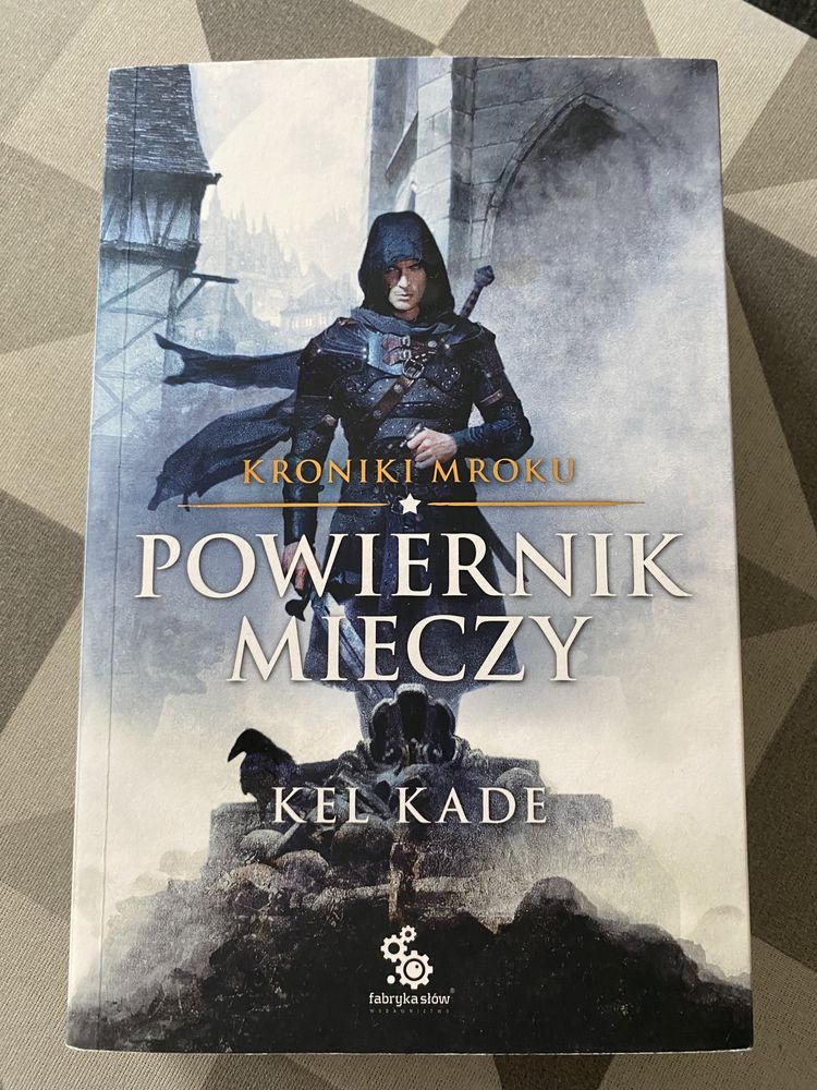 Powiernik Mieczy. Kroniki Mroku. Tom 1