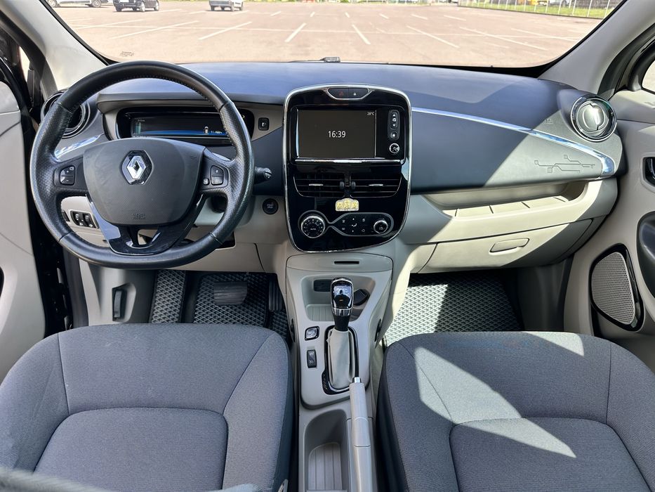 Renault Zoe 2015 рік електромобіль
