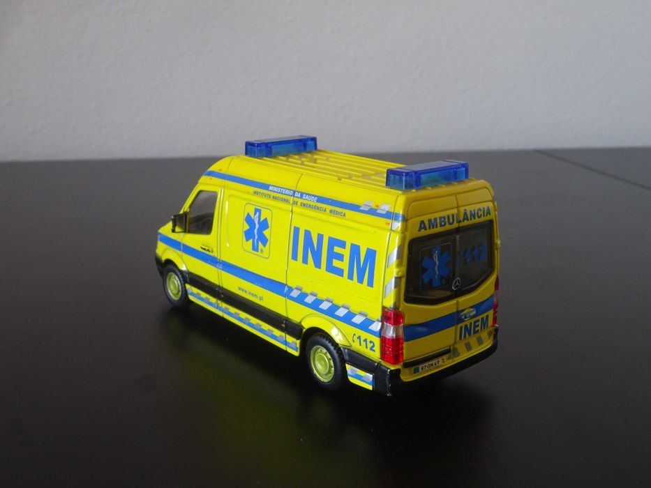 Conjunto 1:50 Burago INEM Mercedes e Bombeiros Renault