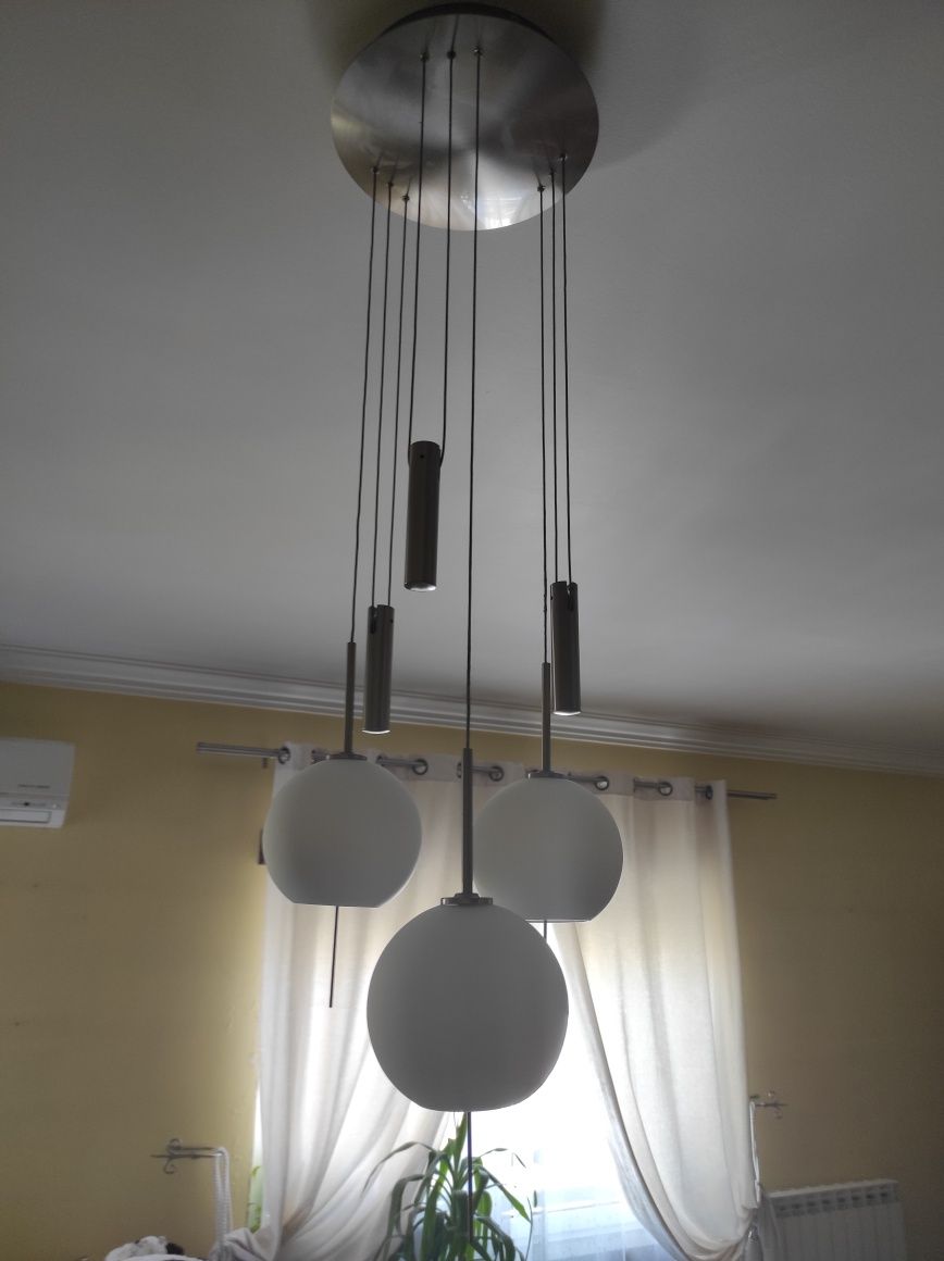 Candeeiro de teto com três lâmpadas