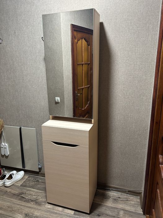 Шафа-пенал з дзеркалом