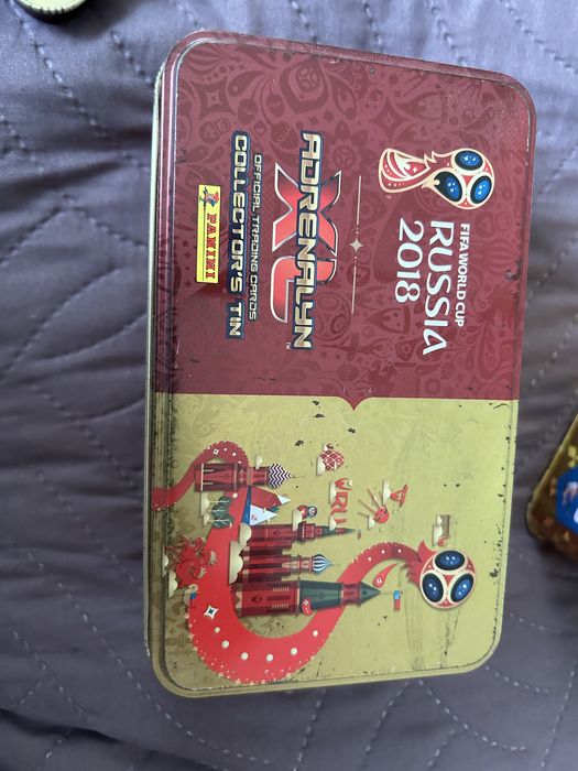 Puszki z kartami piłkarskimi