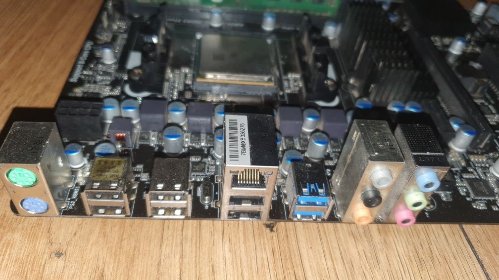 ASRock 970 Pro3 + Athlon II X3 435 + DDR3 2GB mały defekt.