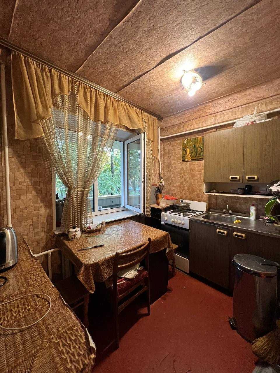 Простора 3-кімнатна Деснянський район, 2/9 поверх, 61 м² вул. Поповича