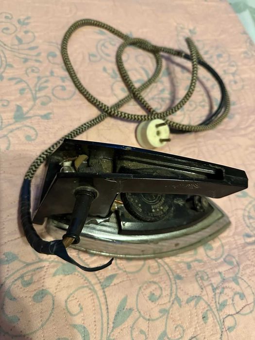 Праска утюг часів СРСР у робочому стані