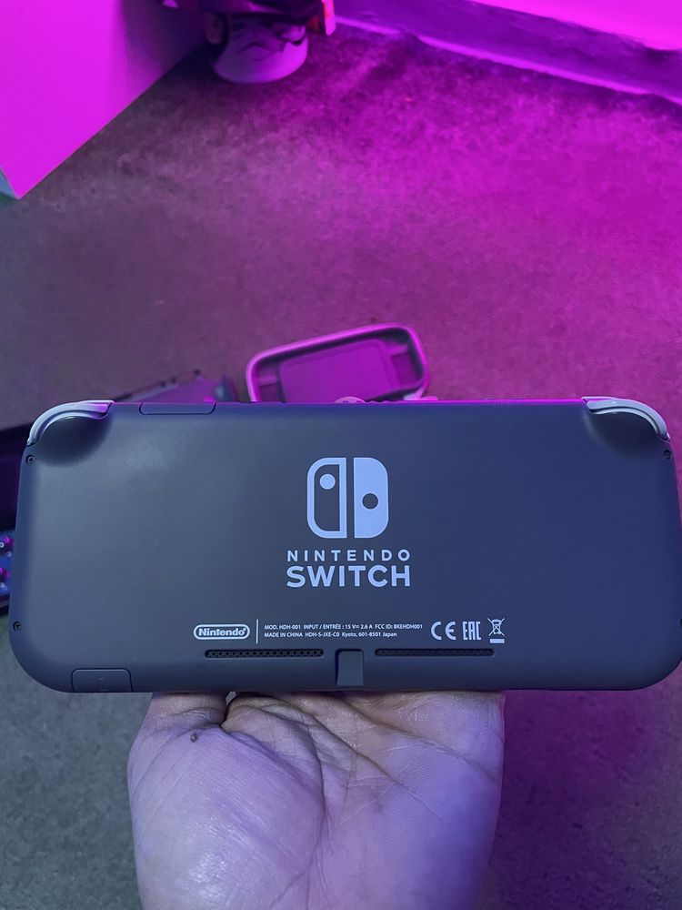 Vendo nintendo switch lite com acessorios/ troco
