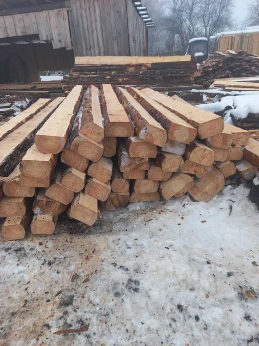 Ліс кругляк пиловочник Сосна та обрізна дошка на оборонку