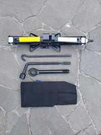 Домкрат и набор инструментов для Hyundai Tucson LM / Kia Sportage SL